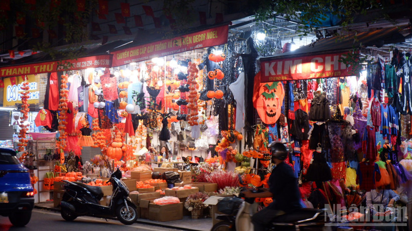 Các cửa hàng dọc phố Hàng Mã trang hoàng lung linh.